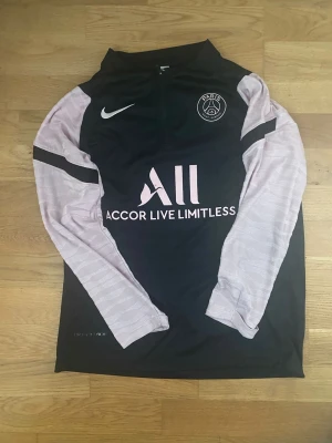 PSG black and pink jersey - PSG black and pink long sleeve jersey in great condition. Super comfortable fit with clean logos and no noticeable flaws. Perfect for football fans, casual wear, or training looks even better in person.