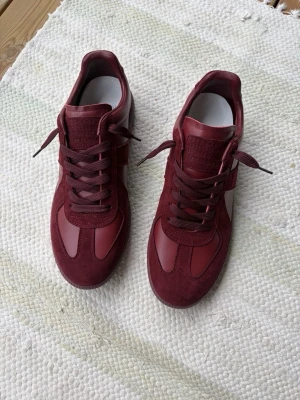 Vinröda sneakers från Maison Margiela - Säljer mina burgundy gats då de är för små. Hör av er vid funderingar.