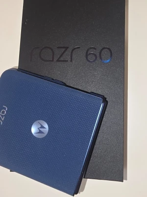 Helt ny Motorola Razr 60 - Snygg blå Motorola Razr 60 med texturerad baksida. Knappt använd med väldigt få laddningscykler, har mest legat hemma som reservtelefon. Helt ny skick. Kan hämtas i centrala Stockholm.