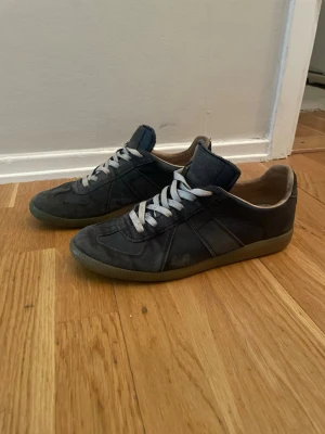 Maison margiela - Maison margielas i storlek 42. Dom har några defekter på några ställen, men fortfarande ganska fräscha. Priset är inte helt hugget i sten🪨 bara höra av er vid frågor🙌