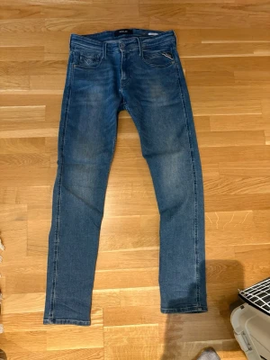 Replay jeans 30/32 - Tja säljer nu dessa snygga blå Replay jeans i mycket bra skick! Använda fåtal gånger, säljer pga att jag vuxit ut de. Hör av er vid frågor ☺️