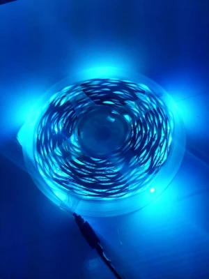 15 m ​RGB LED-list (USB-driven) - 15m led strip Förvandla vilket rum som helst med detta mångsidiga och levande RGB LED-listpaket. Denna allt-i-ett-lösning för belysning inkluderar en rulle med flexibel LED-tejp, en praktisk USB-strömkabel med integrerad kontrollenhet och en tunn fjärrkontroll för enkel anpassning. ​Oavsett om du vill lägga till stämningsfull bakgrundsbelysning till din TV, förbättra din gaming-hörna eller skapa en mysig atmosfär i sovrummet, erbjuder dessa lampor ett fullt spektrum av färger och dynamiska lägen