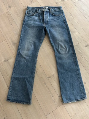 Hope rush denim  - Fet äldre rush modell från hope! Mörkblå ish färg! Size 31 passar 32 med skulle jag säga. Väldigt sparsamt använda men finns självklart lite slit bak vid fotöppningen (syns på bild)