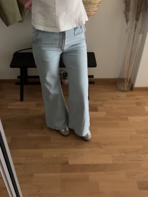 Jeans från Levi’s  - Jeans från Levi’s med så coola detaljer. Modellen är ”Ribcage Bell”. Använda fåtal gånger. Storlek 27/30. Nypris 1449 kr