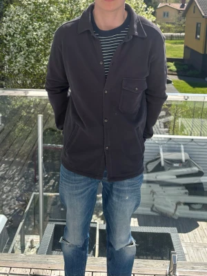 Brixtol Textiles overshirt - Riktigt snygg mörkgrå overshirt från Brixtol Textiles. Storleken är M. Tveka inte på att höra av dig vid eventuella frågor och funderingar, vårat pris är inte hugget i sten!🙃