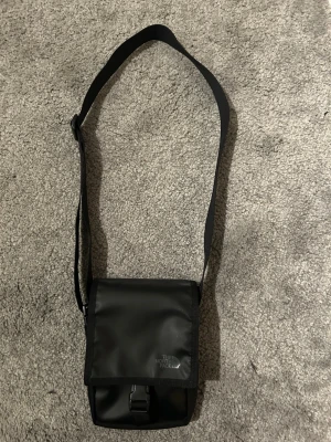 The North Face väska  - Svart The north face väska som är helt ny, också äkta. Pris kan diskuteras 👌💸(köpare står för frakt)