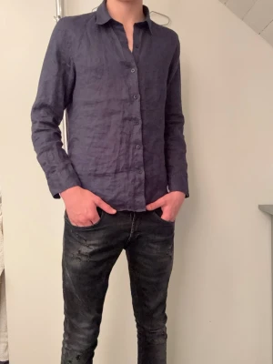 Uniqlo linne skjorta  - Tjabba! Säljer nu denna uniqlo linne skjortan i storlek xs! Den är i ett nytt skick, inga defekter! Om ni har några tankar eller funderingar så är det bara att höra av sig!😄