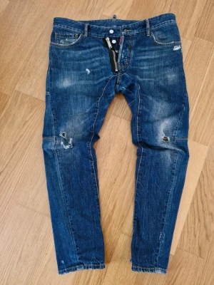 Dsquared2 jeans stl 52 använda fåtal ggr,rökfritt djurfritt hem. - Använda ett fåtal gånger i storlek 52. Äkta såklart syns även på bilderna. Nyskick pris kan diskuteras. Mvh 
