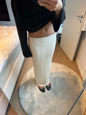 Glittrig lång kjol - Suuuuper fin glittrig lång kjol från design by si i storlek XS🤗 Mycket bra skick! 