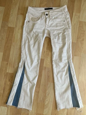 Vita jeans med coola detaljer - Jättecoola vita jeans från gstar raw med ditsydda blåa detaljer på sidorna. Storlek 27/32, längden passar mig som är 160 perfekt. 🩷Skriv privat för fler bilder