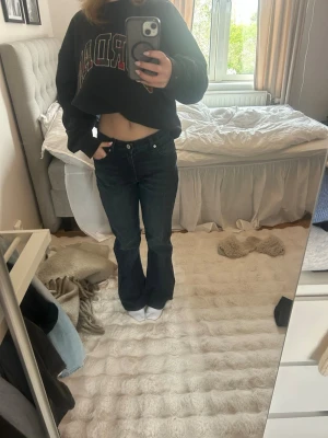 Mörkblå jeans - Säljer ett par mörkblå svarta jeans från Abrand, är i mid Waist och storlek 25 och är andväna endast en gång