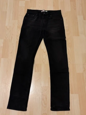 Svarta jeans från Levi's - Säljer ett par svarta jeans från Levi's i fint sick passar till allt