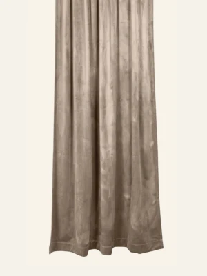 Beige sammetsgardin - Säljer två längder, enfärgad gardin i beige sammet. Gardinen har en mjuk och lyxig känsla med fin lyster och faller snyggt mot golvet. Perfekt för att skapa en mysig och elegant stämning i rummet. Längd: 240cm från Hemtex