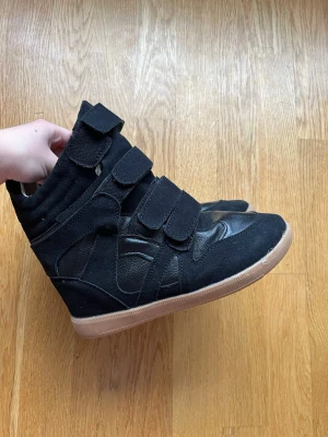 Svarta wedge sneakers - Snygga svarta sneakers med högt skaft och flera breda kardborreband. Storlek 39