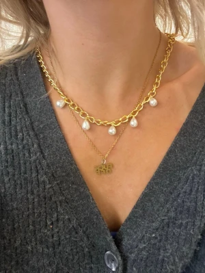 Pärl halsband  - Pärl halsband i rostfritt stål och justerbart ❤️ man får me en liten färgad smyckes påse 