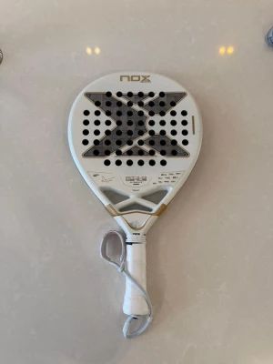 Nox AT10 Luxury Genius 12K Alum Xtreme Agustín Tapia 2026 - Har köpt detta rack men slutade ändå med ett bullpadel vertex 05   Säljer för att racketen inte passade mig.   Säljer dem för 2200 kr per rack, otroligt bra skick spelat med detta rack ca 8 gånger.   Inte intressant av att byta!