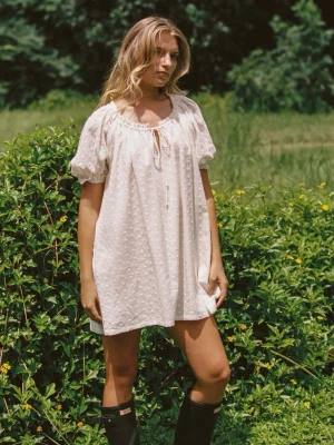 Klänning med puffärmar - Vit klänning med puffärmar ifrån en butik som heter WearJuni som kommer ifrån Australien. Klänningen är oanvänd med lappen kvar. Den är gjord i 100% bommul och är gjord i en BSCI-certified factory. Klänningen är i storlek 10=38 M Det finns fickor så du kan förvara nycklar, mobil mm