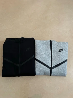 Nike tech fleece zip hoodie strl m bundle  - Säljer 2 st Nike Tech Fleece hoodies i storlek M. Perfekt bundle om du vill ha flera färger att rotera mellan eller sälja vidare  ✔️ Helt nya ✔️ Sjukt populära ✔️ Passar perfekt året runt 📦 Snabb frakt 🤝 Rabatt vid fler köp från min profil 💬 Skriv vid frågor eller fler bilder 