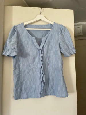 Ljusblå stickad blus med kort ärm - Supersöt ljusblå stickad blus med korta puffärmar! Jätte söt topp till sommaren ⭐️💕☀️