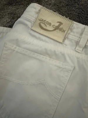 Jacob Cohen vita jeans w34 - Snygga vita jeans från Jacob Cohen w34 i supermjukt jeanstyg. 