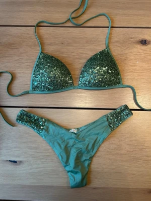 Ljusgrön Calzedonia bikini  - Jag säljer en jätte fin ljusgrön Calzedonia bikini, båda delarna är i storlek M💚inget fel på någon utav dom, jätte fint skick och aldrig använt
