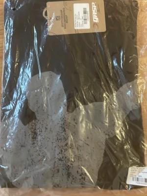 Svart oversized GASP t-shirt - Svart oversized t-shirt från GASP med stort grått tryck av en bodybuilder och texten GASP på framsidan. Tillverkad i bomull och har en loose passform med korta ärmar. Perfekt för dig som gillar gym och streetwear.