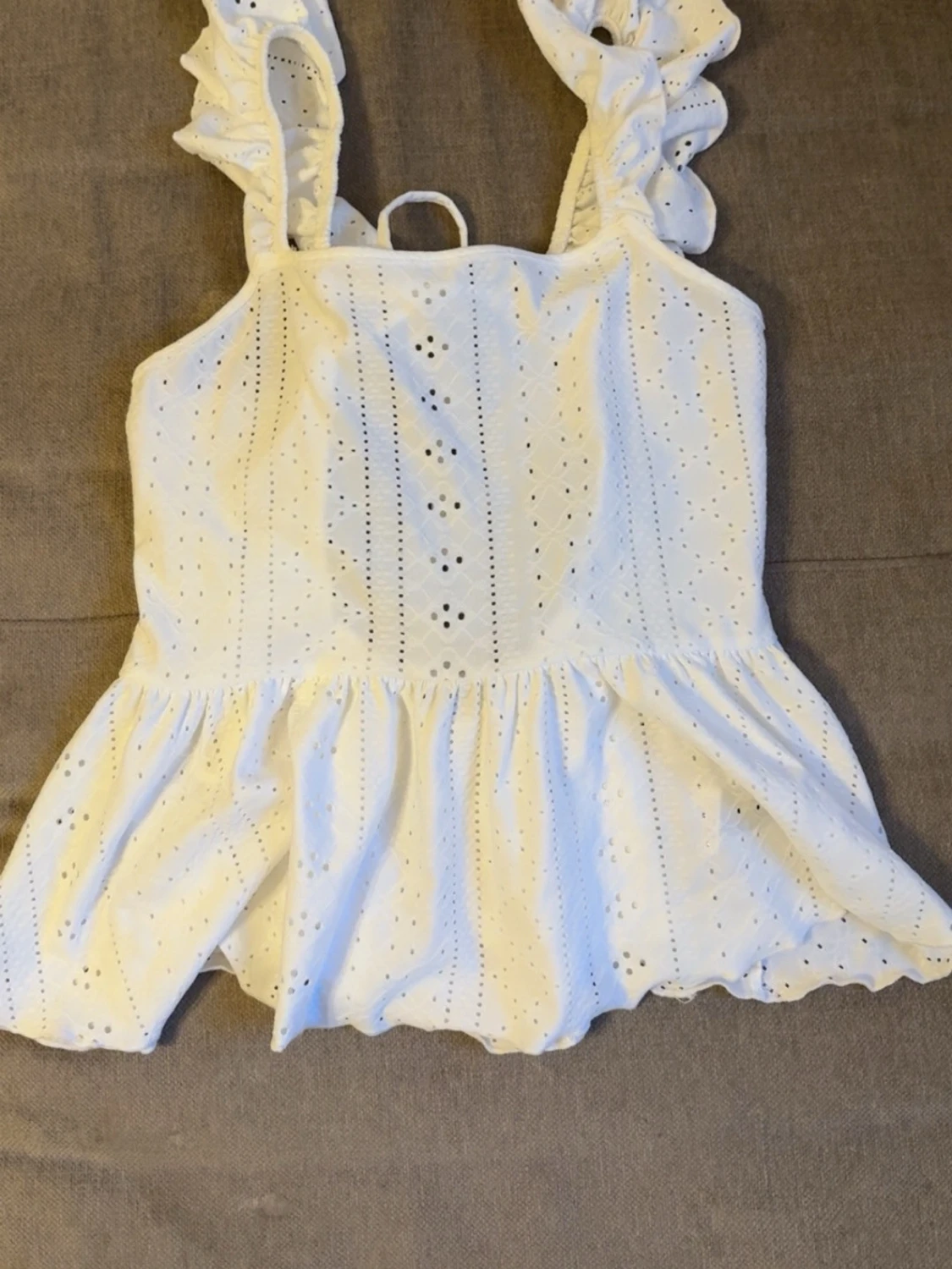 Vit volangtop med broderie anglaise