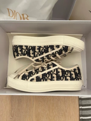 Walk n dior skor - Köpte på plick men inga tecken på användning, säljer då ja köpte fel storlek, inga tecken på användning 