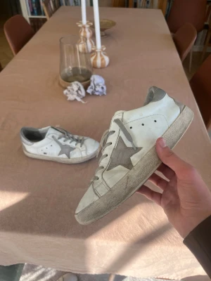 Golden Goose skor - Hej! Säljer dessa feta golden goose skor perfekta till sommaren✨|Storlek 41| BRA SKICK! Hör av dig vid frågor👑