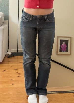 Levis jeans, low rise straight fit - Säljer ett par mörkblå jeans med raka ben och låg midja. Ställ gärna frågor, är öppen för prisförslag 💕