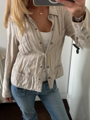 Beige overshirt med knappar - Snygg beige övershirt från Kappahl, snygg att ha helt knäppt eller öppen med en snygg topp under. Köpt för 300kr säljer för 100kr.🌺