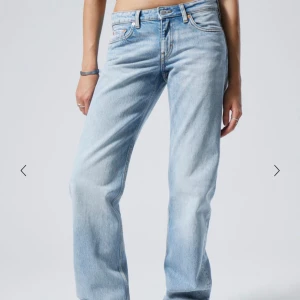 Weekday jeans low arrow - Ljus blåa, lågmidjade jeans från weekday i modellen low arrow 🩷  Ny pris 590 , en liten slitning på framfickan, kan skicka bild🩷 Även ”sytt in” dom i midjan så man kan reglera storleken (kan spänna åt eller ha originell storlek i midjan) men det är gjort ordentligt och inget som syns 🩷 