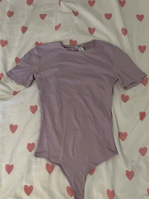 Ljuslila body från Amisu - Säljer en ljuslila body från Amisu i storlek XS. Den är oanvänd eftersom att den inte riktigt passa mig. Om du har några frågor så är det bara att fråga på🫶🏼