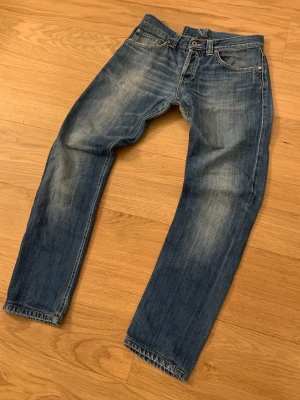 DonDup Jeans (Archive) - Säljer ett par riktigt snygga archive dondup jeans i passformen straight/slim, den är väldigt populär (man ser den överallt). Skicket är 8/10. Storleken är 30. Priset är 799kr, kan sänkas.