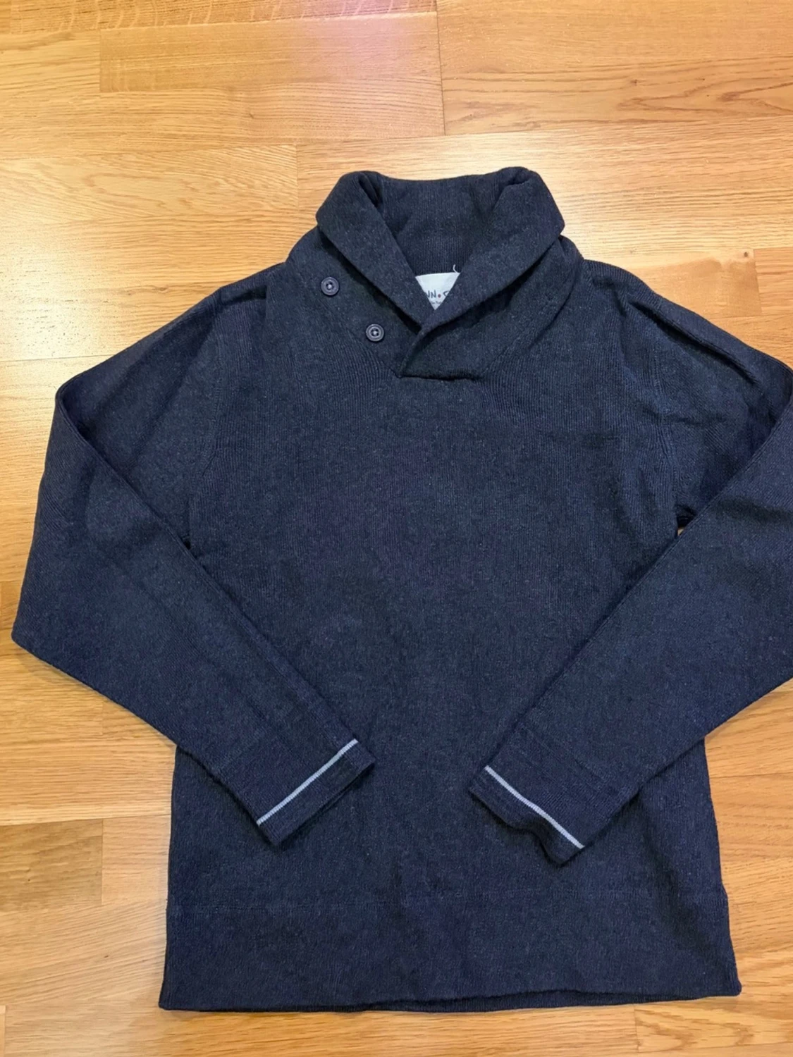 Mörkblå stickad tröja med krage