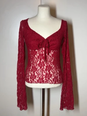 Spets tröja - Jättefin spetsteknik från Nelly i storlek xs. Den har knytning där fram och vida armar 