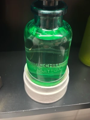 Louis Vuitton Pacific Chill parfym - Lyxig parfym från Louis Vuitton i doften Pacific Chill. Flaskan är grön och genomskinlig med elegant svart lock och tydlig logga. Kommer i en stilren vit cylinderformad förpackning med guld- och svart text. Perfekt för dig som gillar exklusiva dofter.
