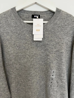 Helt ny Kashmir Tröja Uniqlo - Helt ny kashmir tröja från uniqlo! Alla lappar kvar så 100% ny. Modellen är ca 180, 70kg. Storlek M. Kontakta mig för fler frågor och funderingar!