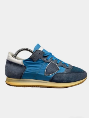 Philippe Model Trpz - Snygga sneakers från Philippe Model i olika blå nyanser med detaljer i vitt och grått. Ovandelen är i en mix av mocka, nylon och mesh för en sportig look. Yttersulan är gulbeige och ger retrovibbar. Perfekta för dig som gillar streetstyle och unika detaljer. Dom är i bra skick och storlek 42