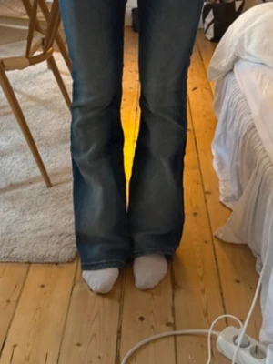 Low bootcut jeans Gina Tricot  - Jättefina low bootcut jeans från Gina Tricot! Strl S! Jättefint skick!💓 Midjemått: 39cm  Innebenslängd: 83 cmJättefina low bootcut jeans från Gina Tricot! Strl S! Jättefint skick!💓 Midjemått: 39cm  Innebenslängd: 83 cm