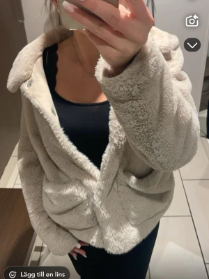 Beige teddyjacka - Jätte söt teddy jacka med fickor beige fejkpäls, perfekt till våren nu lagom varm