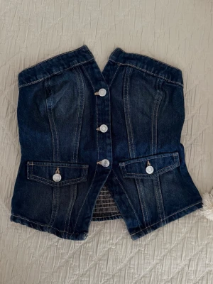 Topp från Zara  - Jeans topp från Zara, aldrig använd 💙