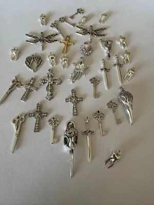 Berlock-paket - Säljer av material som jag använt för att göra smycken. Har 2025 tillverkat och sålt smycken för över 50.000kr så är något folk uppskattar (om man håller låga priser) . Nu har jag dock tappat intresset så säljer av allt jag har. Kolla gärna in andra annonser   I denna annons hittar du berlocker för smyckestillverkning . 