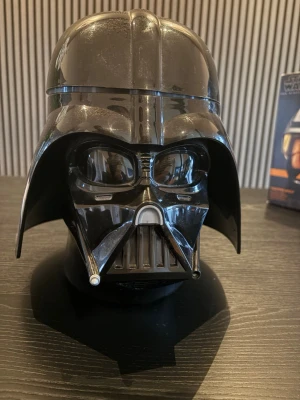 Darth Vader förvaringslåda  - Förvarings låda Darth Vader i svart plast med detaljerad form och ikonisk design från Star Wars.  