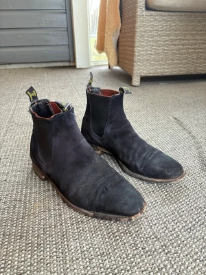 R.M Williams boots - Säljer ett par feta men hyfsat slitna R.M Williams boots | Välanvända boots men har fortfarande mycket liv i sig | skick:6/10 | nypris: 8000kr | mitt pris: 399kr