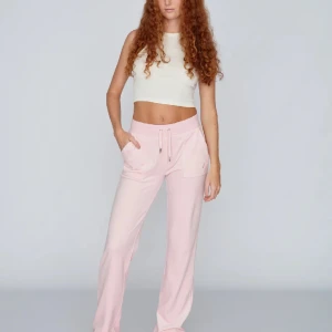 Juicy Couture - Säljer mina rosa juicy couture byxor då de inte kommer till användning mer🩷 Skriv för fler bilder! Pyttelite ” slitna ” längst ner på byxorna men inget man som helst tänker på