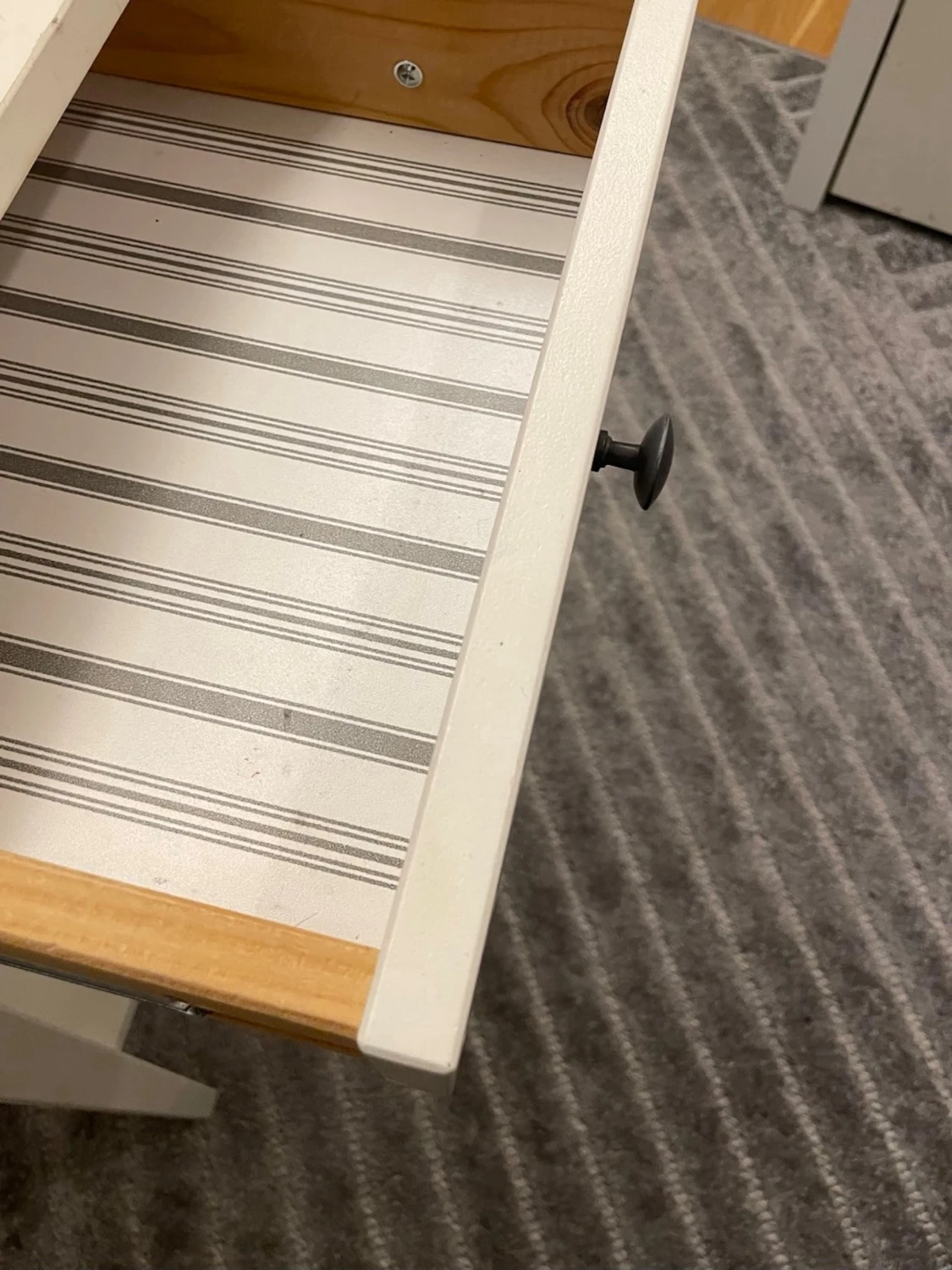 Vitt sängbord med låda och hylla - 1