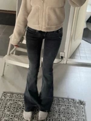 Svarta bootcut jeans med låg midja - Säljer ett par svarta bootcut jeans med låg midja. 