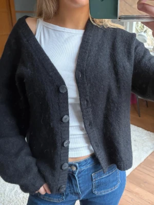 Svart stickad kofta med knappar - Svart stickad kofta med stora knappar framtill