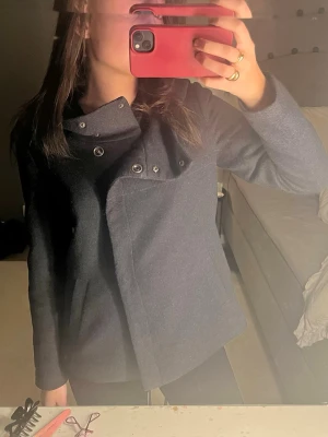 Jacka - En tunnare jacka med unika knäppen perfekt till vår, höst eller sommarkvällar ❣️❣️